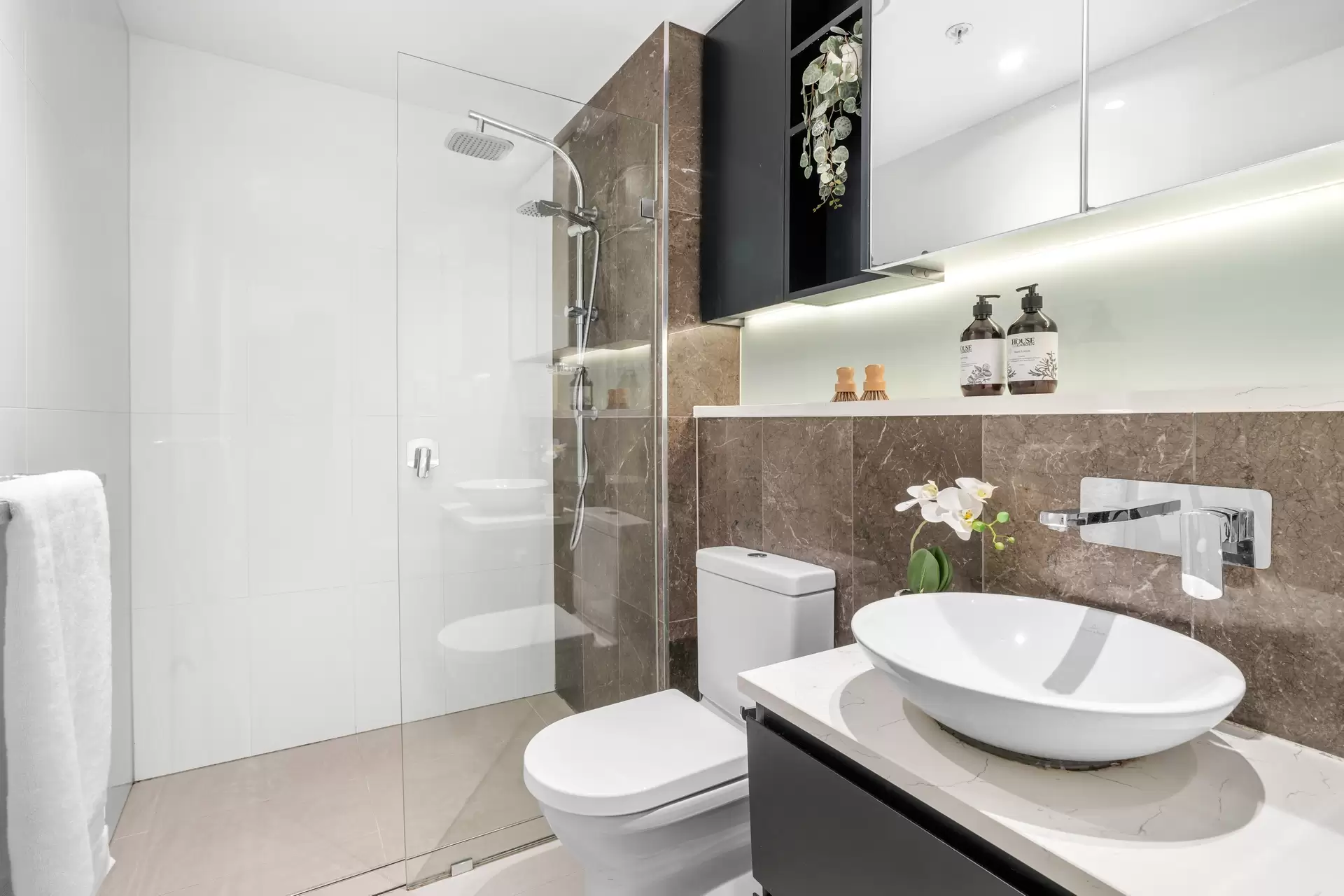 1407/11 Wentworth Place, Wentworth Point Sold by Chidiac Realty - image 1